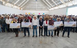 RODRIGO MONSALVO ENTREGA 30 MIL PACAS DE FORRAJE EN APOYO A PRODUCTORES PECUARIO EN EL MARQUÉS