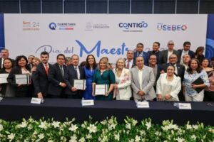 ENCABEZA MARTHA SOTO ENTREGA DE RECONOCIMIENTOS POR AÑOS DE SERVICIO A DOCENTES DEL ESTADO