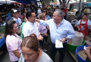 RECORRE LUIS NAVA TIANGUIS DE SANTA MÓNICA PARA DIALOGAR CON COMERCIANTES Y FAMILIAS