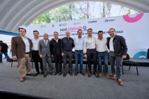 ASISTE FELIFER MACÍAS A LA ENTREGA DE ESCRITURAS PÚBLICAS
