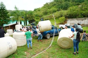 ENTREGA RUBÉN HERNÁNDEZ 67 TINACOS A FAMILIAS DE LOMA DELGADA Y EL ÁLAMO A TRAVÉS DEL PROGRAMA “AGUA POR JALPAN”