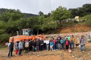 LA PRESIDENTA MUNICIPAL DE PINAL DE AMOLES, LUPITA RAMÍREZ, ACOMPAÑADA POR LA TITULAR DE LA COMISIÓN ESTATAL DE INFRAESTRUCTURA (CEI), ING. SONIA CARRILLO,