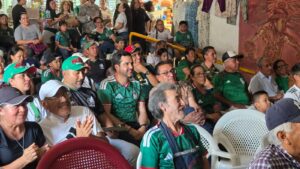 AGUSTÍN DORANTES SIGUIÓ EL JUEGO DE MÉXICO CON LOCATARIOS DEL MERCADO DE LA CRUZ