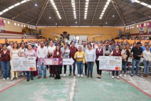 BETO NAVA DESTACA QUE LA EDUCACIÓN ES LA MEJOR INVERSIÓN DURANTE ENTREGA DE BECAS RITA CETINA EN PEDRO ESCOBEDO