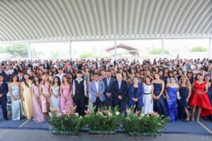 BETO NAVA RECONOCE EL ESFUERZO DE ESTUDIANTES Y FAMILIAS DURANTE GRADUACIÓN DE LA ESCUELA DE BACHILLERES UAQ CAMPUS PEDRO ESCOBEDO