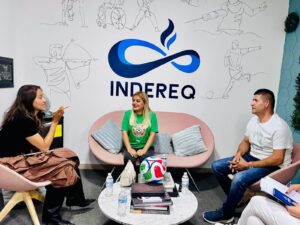 LA PRESIDENTA MUNICIPAL DE PINAL DE AMOLES, LUPITA RAMÍREZ, ACOMPAÑADA POR EL TITULAR DE DEPORTES Y RECREACIÓN DEL MUNICIPIO,