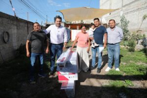 ENTREGA GASPAR TRUEBA CALENTADORES SOLARES PARA MEJORAR ECONOMÍA FAMILIAR EN SAN ILDEFONSO