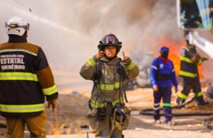 PROTECCIÓN CIVIL DE CORREGIDORA CONTROLA EN UN 70% EL INCENDIO EN EL LIBRAMIENTO SUR PONIENTE;