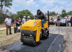 ÓSCAR PÉREZ MARTÍNEZ CONTINÚA MEJORANDO LOS CAMINOS DE AMEALCO