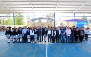ENTREGA MARCO DEL PRETE RECONOCIMIENTO A ECOESCUELA EN HUIMILPAN