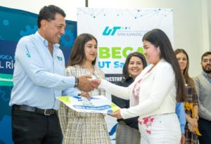 RECIBEN BECAS 220 ESTUDIANTES DE LA UT SAN JUAN