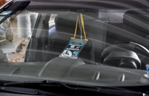 DIF CORREGIDORA HA ENTREGADO MÁS DE 800 TARJETONES DE ESTACIONAMIENTO A PERSONAS CON DISCAPACIDAD