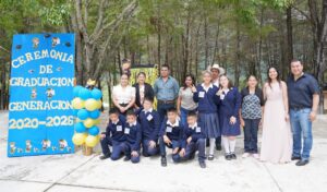 RUBÉN HERNÁNDEZ APADRINA GENERACIÓN DE LA PRIMARIA JOSÉ MARÍA MORELOS EN SAN JUAN DE LOS DURÁN