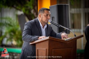 COMO PADRINO DE GENERACIÓN, FERNANDO SÁNCHEZ GIL COMPARTE CON ESTUDIANTES DE LA PRIMARIA BENITO JUÁREZ EL ORGULLO DE CULMINAR UNA IMPORTANTE ETAPA