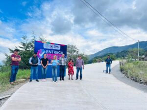 PARA CUMPLIR CON EL COMPROMISO DE MODERNIZAR LOS CAMINOS RURALES, LA ALCALDESA DE PINAL DE AMOLES LUPITA RAMÍREZ