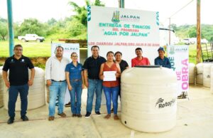 RUBÉN HERNÁNDEZ ARRANCA OBRA DE RAMPA EN LOS CHARCOS Y ENTREGA 24 TINACOS DEL PROGRAMA AGUA POR JALPAN