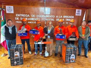 ENTREGA DE EQUIPO DE PROTECCIÓN PERSONAL Y HERRAMIENTAS A LA BRIGADA DE SANEAMIENTO FORESTAL DE LA TINAJA, PINAL DE AMOLES