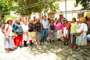 RUBÉN HERNÁNDEZ Y CECI UGALDE ACOMPAÑAN A PEREGRINAS EN SU PASO RUMBO AL TEPEYAC