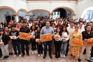 ENTREGA GASPAR TRUEBA 127 TABLETS Y LAPTOPS A ESTUDIANTES DE 36 COMUNIDADES