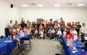 EN CORREGIDORA, PAPÁS APRENDEN A PEINAR A SUS HIJAS MIENTRAS FORTALECEN EL VÍNCULO FAMILIAR