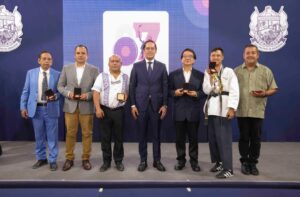 CHEPE GUERRERO ENTREGA LA PRESEA “JOSEFA ORTIZ DE DOMÍNGUEZ” A 13 CIUDADANOS DISTINGUIDOS