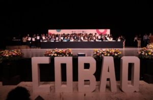 RECONOCE LUIS NAVA A EGRESADOS DEL COBAQ EN SU CEREMONIA DE GRADUACIÓN