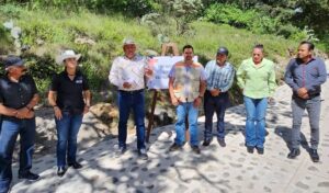ÓSCAR PÉREZ MARTÍNEZ ENTREGA NUEVA CALLE EN RINCÓN DE LA FLORIDA Y SIGUE CUMPLIENDO CON LAS COMUNIDADES DE AMEALCO