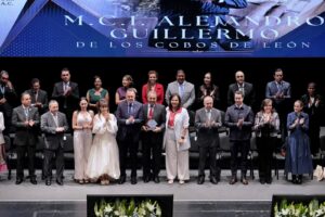 ASISTE FELIFER MACÍAS A LA ENTREGA DE RECONOCIMIENTOS AL PROFESIONISTA DEL AÑO 2025
