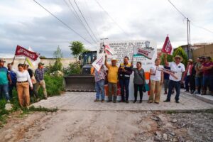 ANUNCIA BETO NAVA REENCARPETADO DEL ACCESO PRINCIPAL A SAN FANDILA; EN UNA MISMA JORNADA ARRANCAN DOS OBRAS MÁS PARA LA COMUNIDAD