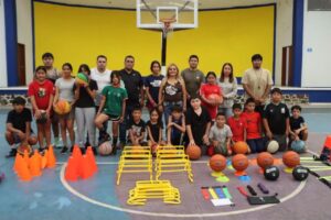IMPULSAN LA ACADEMIA DE BÁSQUETBOL DE AHUACATLÁN DE GUADALUPE CON NUEVO MATERIAL DEPORTIVO.