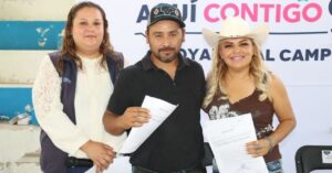 EN ESCANELILLA, LA PRESIDENTA MUNICIPAL DE PINAL DE AMOLES, LUPITA RAMÍREZ, EN COMPAÑÍA DE ÁNGEL ATANACIO TORRES BALDERAS, DIRECTOR REGIONAL DE SEDEA,