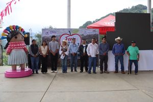 LA PRESIDENTA MUNICIPAL DE PINAL DE AMOLES, LUPITA RAMÍREZ, EN COMPAÑÍA DE MARÍA ALEMÁN MUÑOZ CASTILLO,