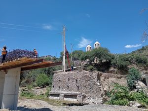 GOBIERNO DE TOLIMÁN AVANZA CON LA ELECTRIFICACIÓN DEL CAMINO PRINCIPAL DE EL CHILAR PARA FORTALECER LA SEGURIDAD DURANTE LA CONSTRUCCIÓN DEL PUENTE