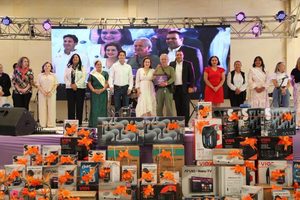 COLÓN CELEBRA A LO GRANDE A SUS ADULTOS MAYORES; MÁS DE MIL 500 ABUELITOS DISFRUTARON DE UNA GRAN CELEBRACIÓN.