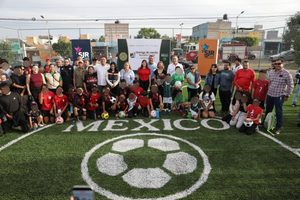AUTORIDADES DE LOS TRES NIVELES DE GOBIERNO ENTREGAN CANCHA DE FÚTBOL 5 EN PARQUE DE PRADERAS DEL SOL