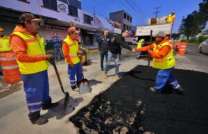 SUPERVISA FELIFER MACÍAS LOS TRABAJOS DE BACHEO PARA REDUCIR AFECTACIONES AL TRÁNSITO