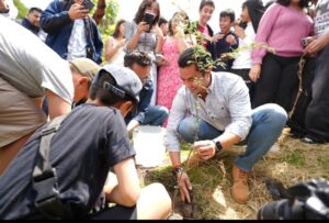 ENCABEZA FELIFER MACÍAS REFORESTACIÓN EN LA PREPA BICENTENARIO