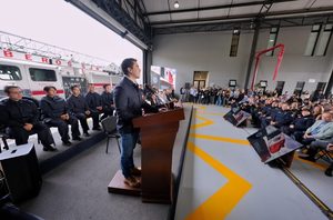 RECONOCE FELIFER MACÍAS VALENTÍA Y VOCACIÓN DE SERVICIO DE LAS Y LOS BOMBEROS