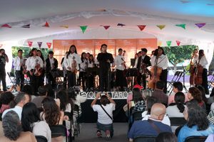 COLÓN SE VISTIÓ DE LETRAS Y MÚSICA