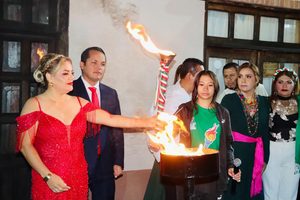 LUPITA RAMÍREZ ENCABEZA CEREMONIA DE GRITO DE INDEPENDENCIA EN PINAL DE AMOLES.
