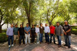ESCUCHA LUIS NAVA A COMERCIANTES DEL MERCADO DE LAS FLORES