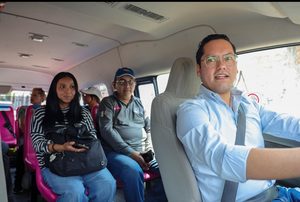 CHEPE GUERRERO SE SUBE A MOVIVAN Y ESCUCHA A SUS USUARIAS
