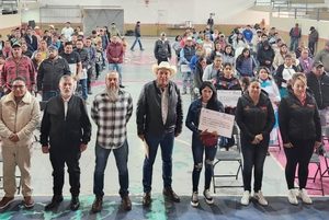 ÓSCAR PÉREZ MARTÍNEZ ENTREGA APOYOS ECONÓMICOS PARA LA CONTRATACIÓN DE TOMAS DE AGUA