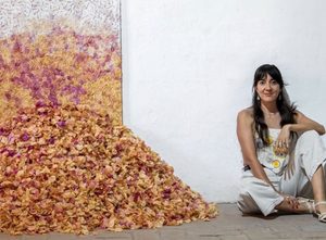 ENTREGA LÓPEZ BIRLAIN A ÁNGELA FELLOW BOLETO DE AVIÓN PARA RESIDENCIA EN SUECIA