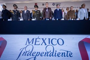 ATESTIGUA GOBERNADOR DESFILE CÍVICO MILITAR CONMEMORATIVO POR EL CCXVI ANIVERSARIO DE LA INDEPENDENCIA