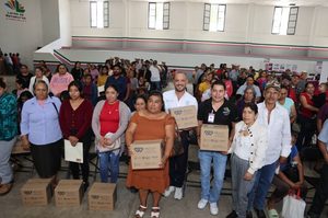 REPARTE SEDIF PAQUETE DE DESPENSAS EN LANDA DE MATAMOROS