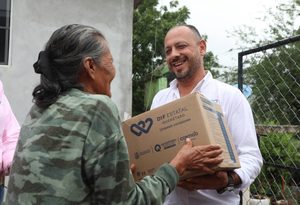 DISTRIBUYE SEDIF PAQUETES DE DESPENSAS EN ARROYO SECO