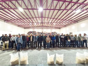 BETO NAVA ENCABEZA ENTREGA DE APOYOS DE CAMPO RESILIENTE A MÁS DE 500 PRODUCTORES