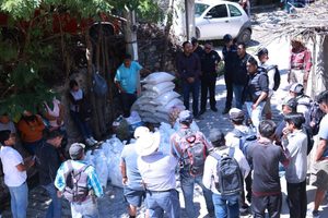 ENTREGA SEDESOQ CANASTAS ALIMENTARIAS EN LA SIERRA QUERETANAANTE LAS AFECTACIONES OCASIONADAS POR LAS LLUVIAS Y LA CRECIENTE DEL RÍO,
