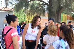 ABIGAIL ARREDONDO ESCUCHA A FAMILIAS DE EL MARQUÉS DURANTE RECORRIDO POR SU SEGUNDO INFORME DE ACTIVIDADES